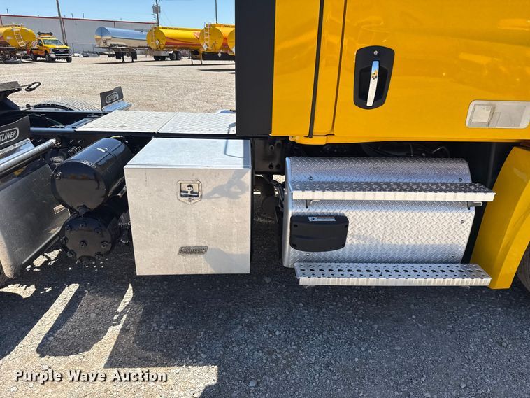 image for item ET6132 2022 Freightliner Cascadia 126 semi truck