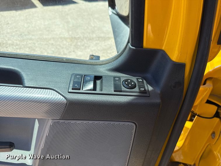 image for item ET6132 2022 Freightliner Cascadia 126 semi truck