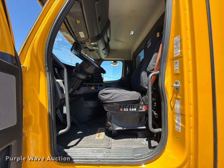 image for item ET6132 2022 Freightliner Cascadia 126 semi truck