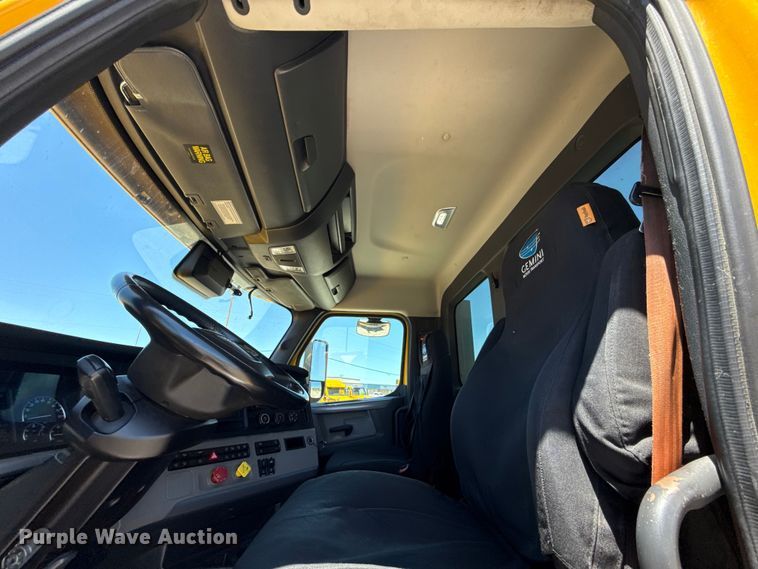 image for item ET6132 2022 Freightliner Cascadia 126 semi truck