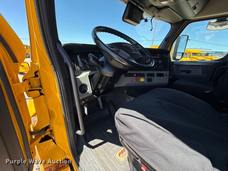 image for item ET6132 2022 Freightliner Cascadia 126 semi truck