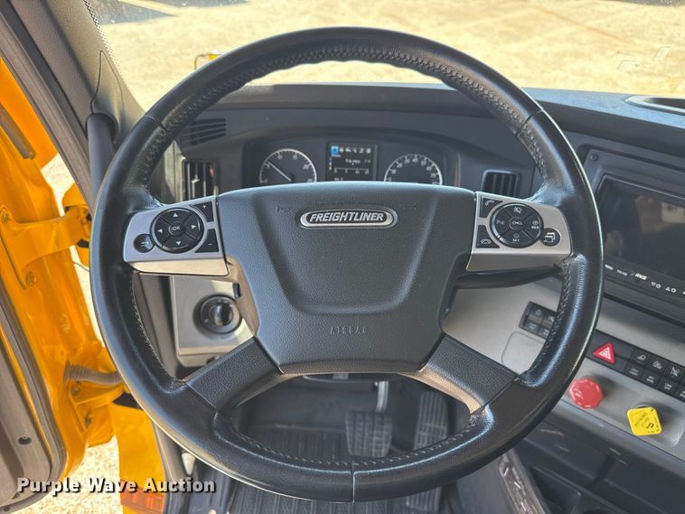 image for item ET6132 2022 Freightliner Cascadia 126 semi truck