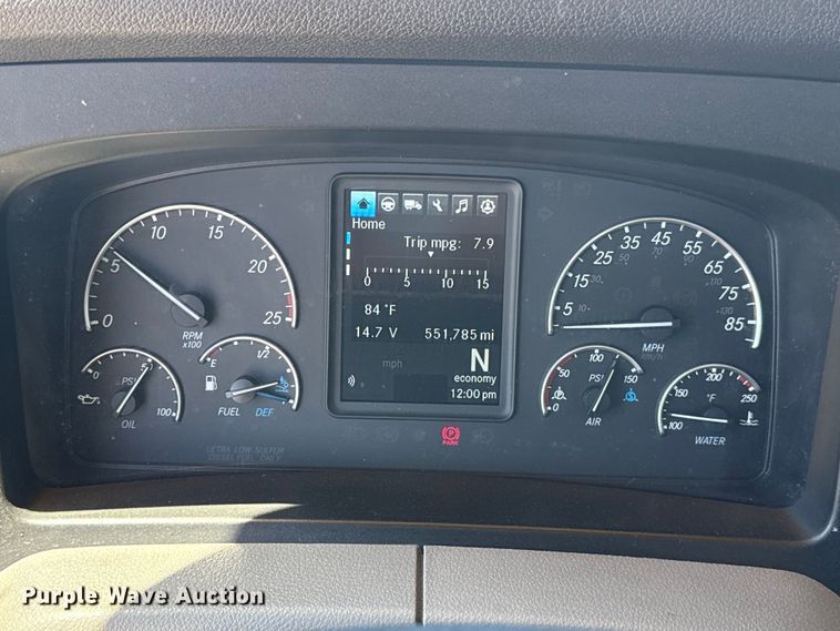 image for item ET6132 2022 Freightliner Cascadia 126 semi truck