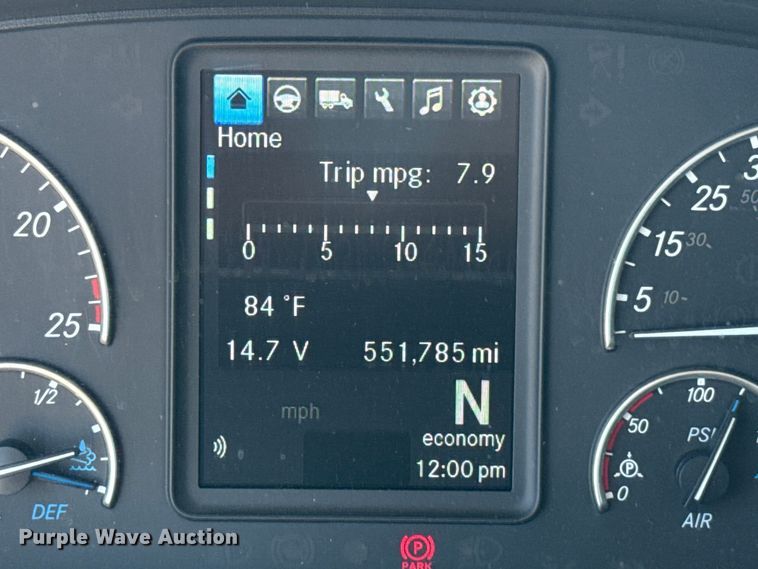 image for item ET6132 2022 Freightliner Cascadia 126 semi truck