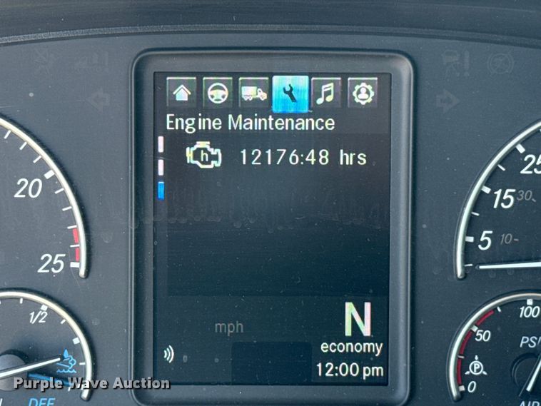image for item ET6132 2022 Freightliner Cascadia 126 semi truck