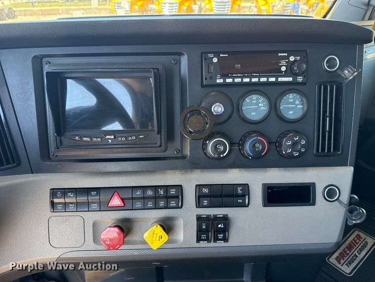 image for item ET6132 2022 Freightliner Cascadia 126 semi truck