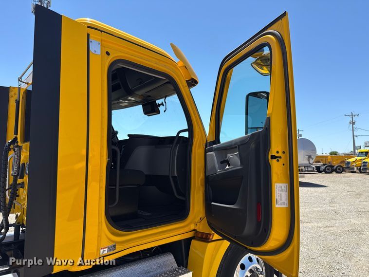 image for item ET6132 2022 Freightliner Cascadia 126 semi truck