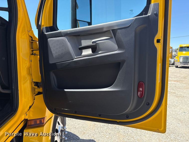 image for item ET6132 2022 Freightliner Cascadia 126 semi truck