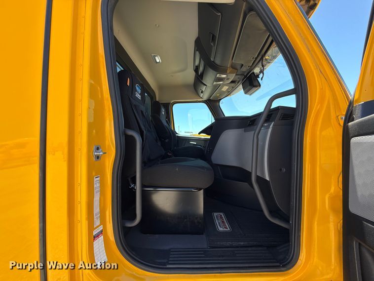 image for item ET6132 2022 Freightliner Cascadia 126 semi truck