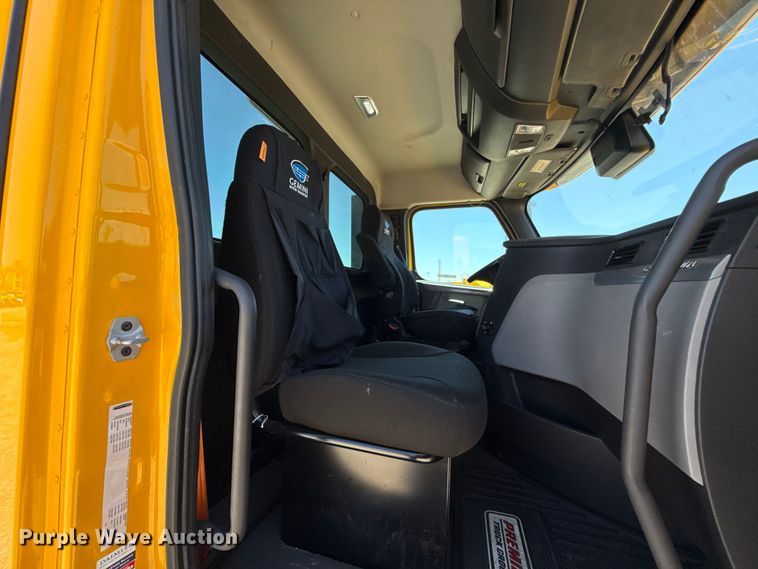 image for item ET6132 2022 Freightliner Cascadia 126 semi truck