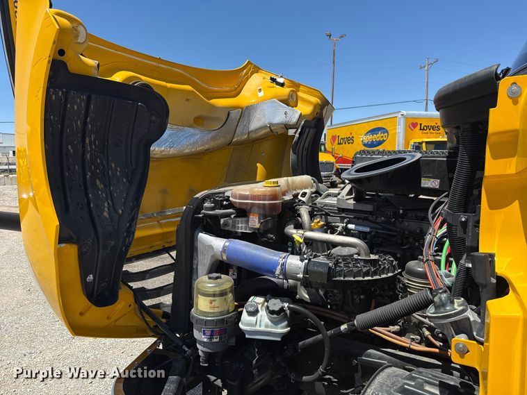 image for item ET6132 2022 Freightliner Cascadia 126 semi truck