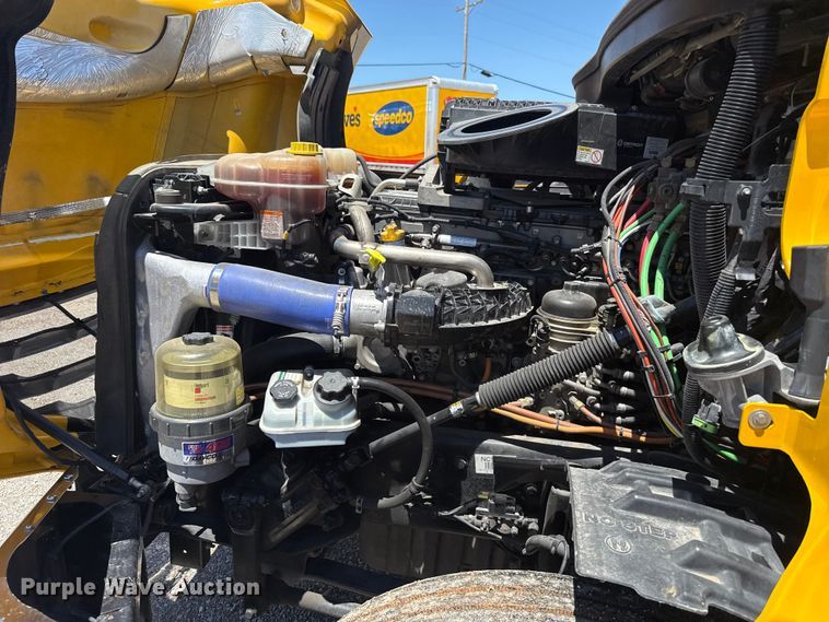 image for item ET6132 2022 Freightliner Cascadia 126 semi truck