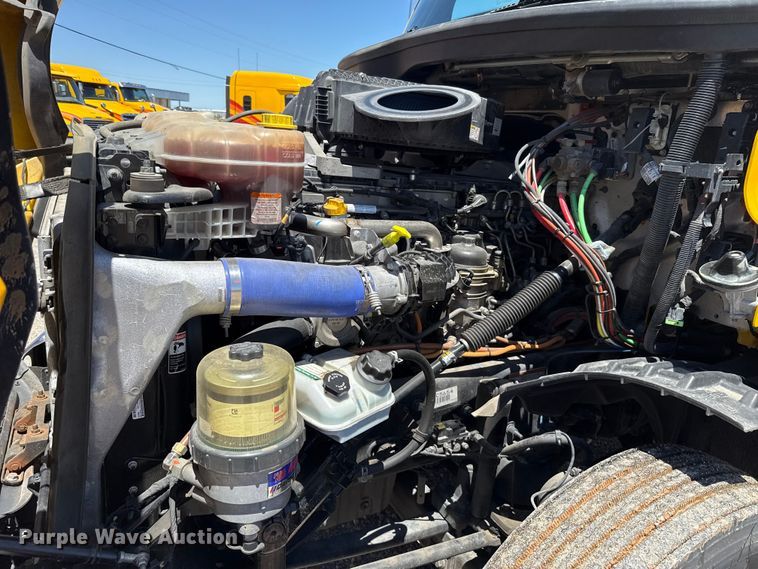 image for item ET6132 2022 Freightliner Cascadia 126 semi truck