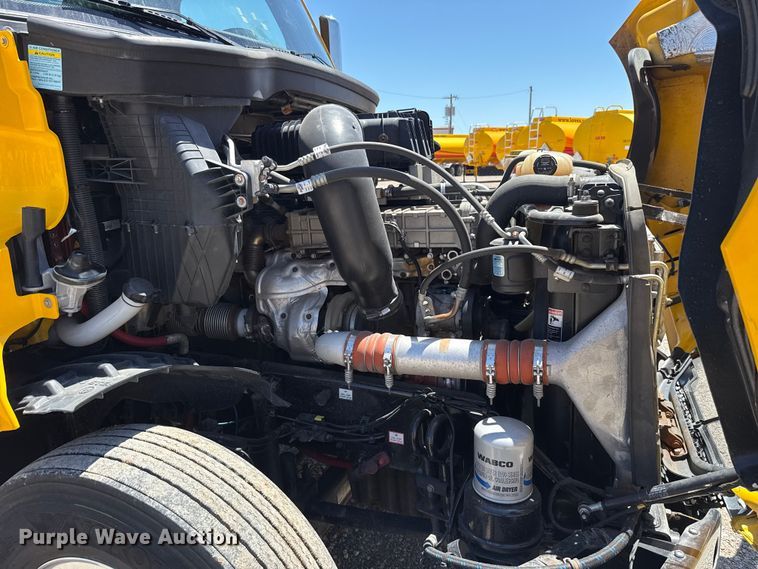 image for item ET6132 2022 Freightliner Cascadia 126 semi truck