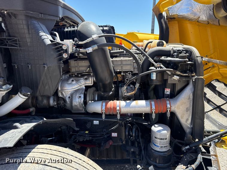 image for item ET6132 2022 Freightliner Cascadia 126 semi truck