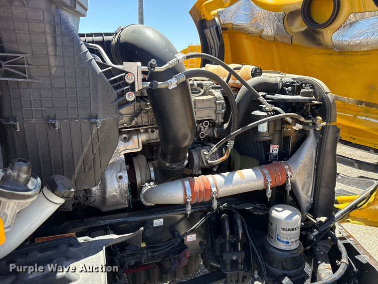 image for item ET6132 2022 Freightliner Cascadia 126 semi truck