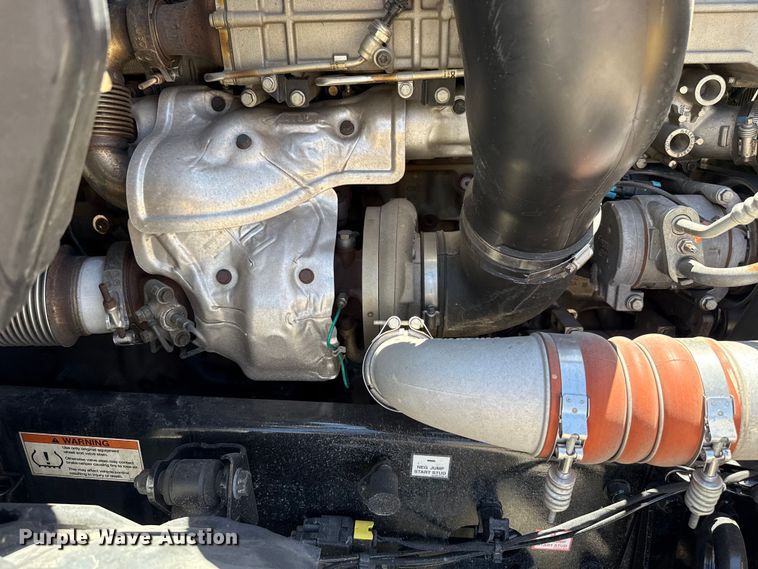 image for item ET6132 2022 Freightliner Cascadia 126 semi truck