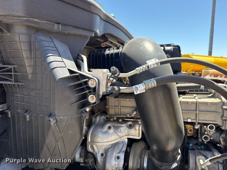 image for item ET6132 2022 Freightliner Cascadia 126 semi truck
