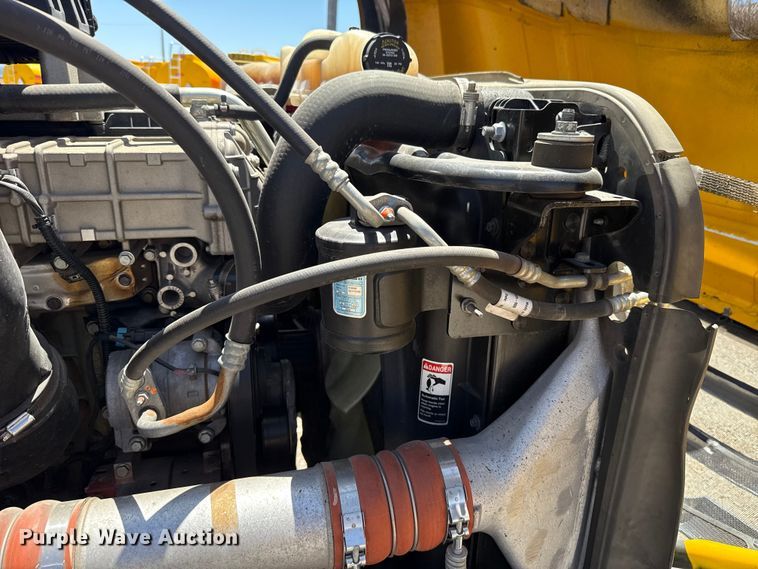 image for item ET6132 2022 Freightliner Cascadia 126 semi truck