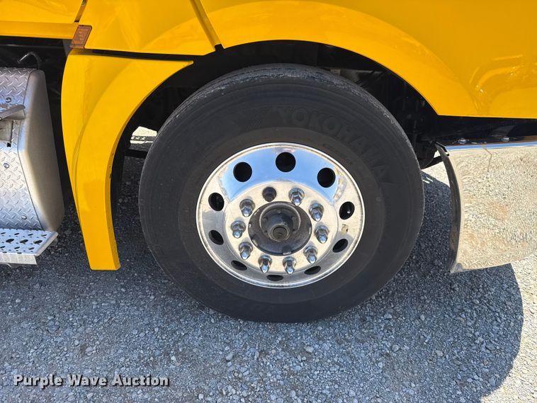 image for item ET6132 2022 Freightliner Cascadia 126 semi truck