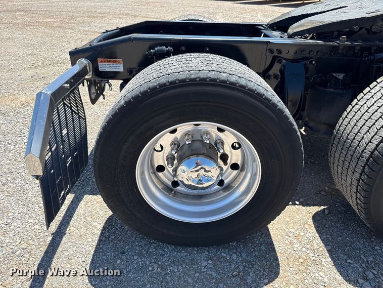 image for item ET6132 2022 Freightliner Cascadia 126 semi truck