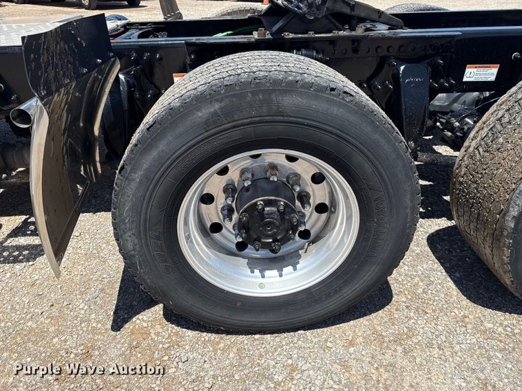 image for item ET6132 2022 Freightliner Cascadia 126 semi truck