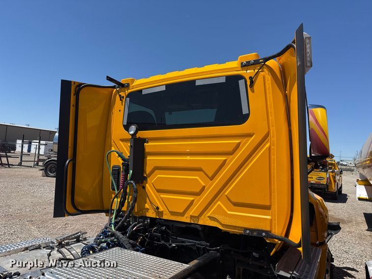 image for item ET6133 2025 International LT625 semi truck