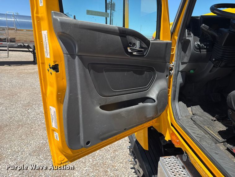 image for item ET6133 2025 International LT625 semi truck