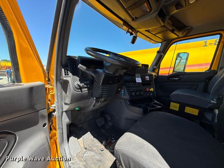 image for item ET6133 2025 International LT625 semi truck
