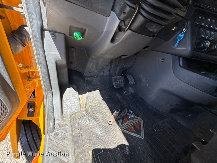 image for item ET6133 2025 International LT625 semi truck