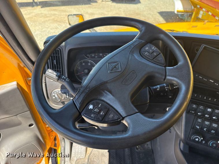 image for item ET6133 2025 International LT625 semi truck