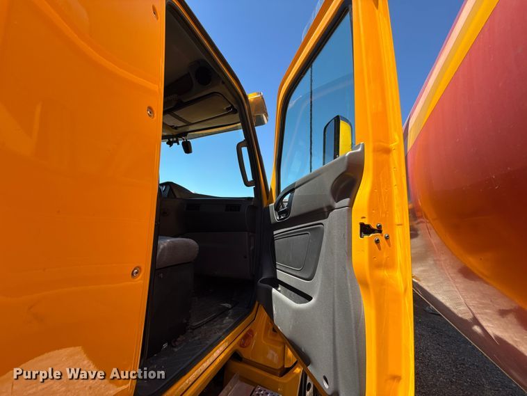 image for item ET6133 2025 International LT625 semi truck