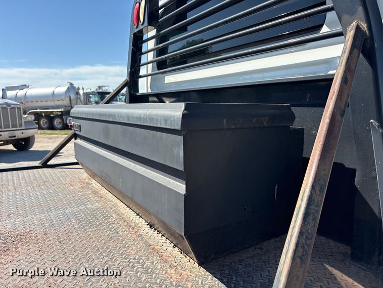 image for item EU5561 2009 International MA025 flatbed truck