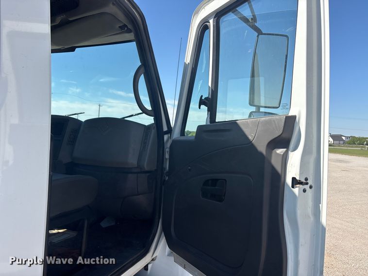 image for item EU5561 2009 International MA025 flatbed truck