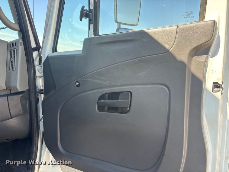 image for item EU5561 2009 International MA025 flatbed truck