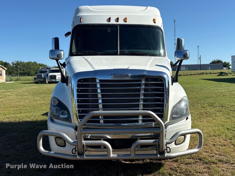 image for item EU5571 2015 Freightliner Cascadia semi truck