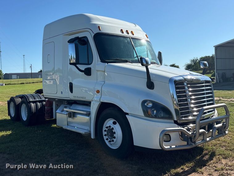 image for item EU5571 2015 Freightliner Cascadia semi truck