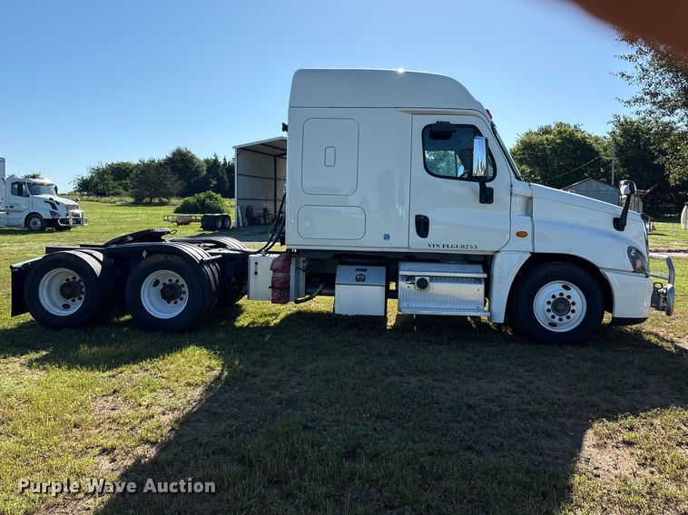 image for item EU5571 2015 Freightliner Cascadia semi truck