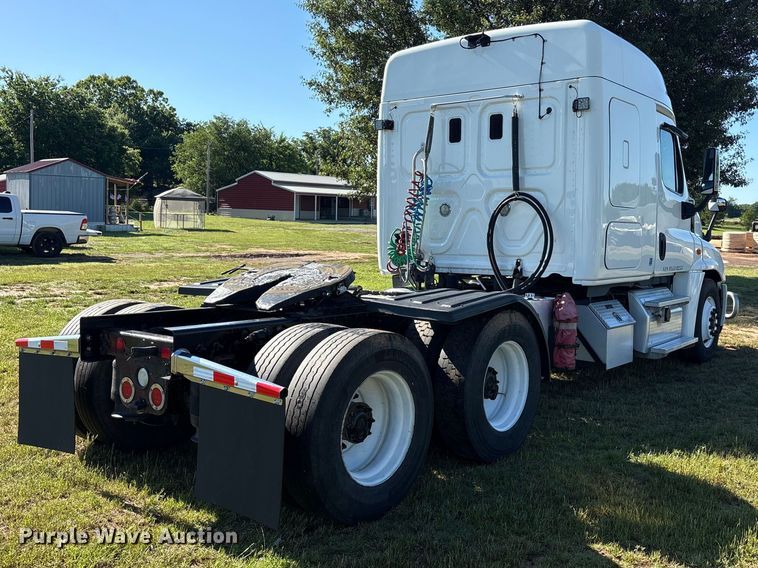 image for item EU5571 2015 Freightliner Cascadia semi truck