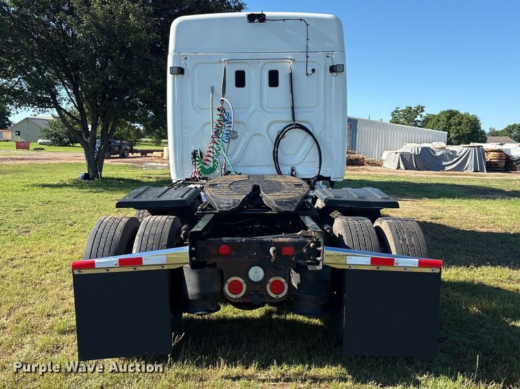 image for item EU5571 2015 Freightliner Cascadia semi truck