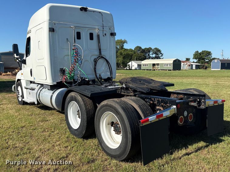 image for item EU5571 2015 Freightliner Cascadia semi truck