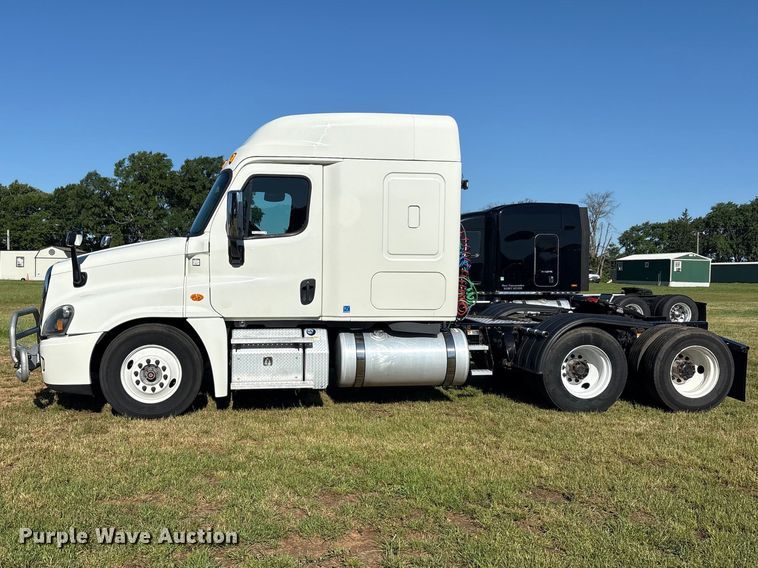 image for item EU5571 2015 Freightliner Cascadia semi truck