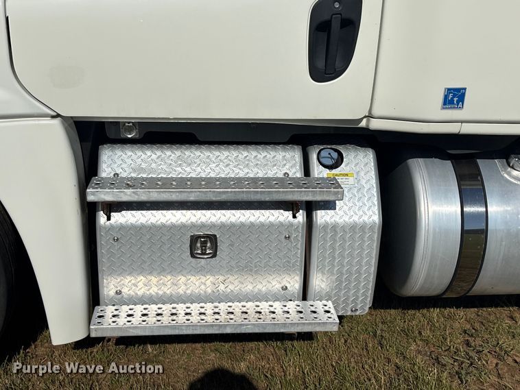 image for item EU5571 2015 Freightliner Cascadia semi truck