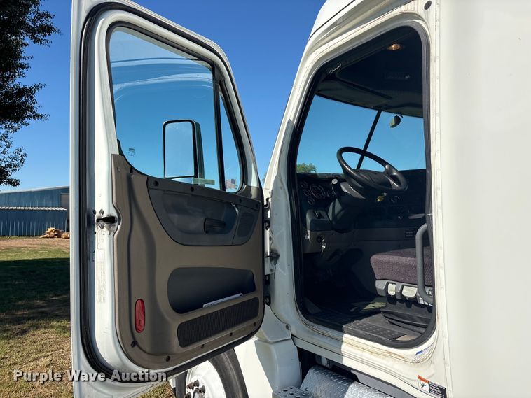 image for item EU5571 2015 Freightliner Cascadia semi truck