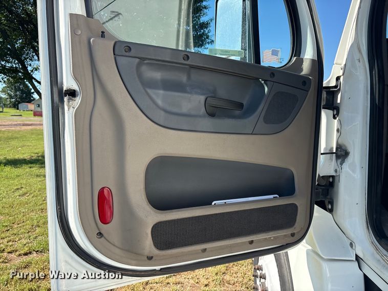 image for item EU5571 2015 Freightliner Cascadia semi truck