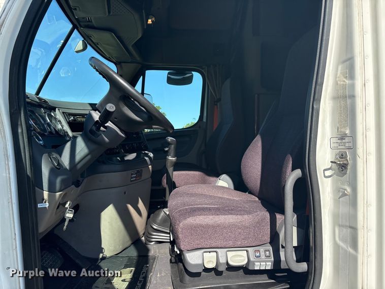 image for item EU5571 2015 Freightliner Cascadia semi truck
