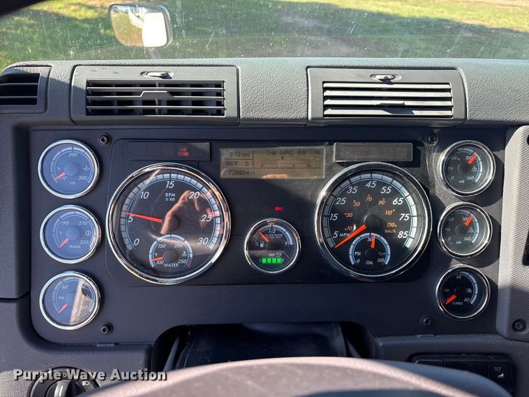 image for item EU5571 2015 Freightliner Cascadia semi truck