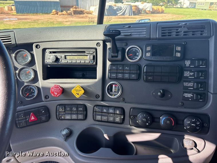 image for item EU5571 2015 Freightliner Cascadia semi truck