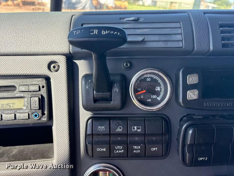 image for item EU5571 2015 Freightliner Cascadia semi truck