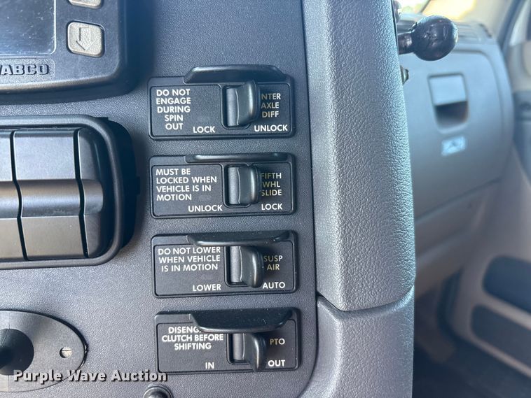 image for item EU5571 2015 Freightliner Cascadia semi truck